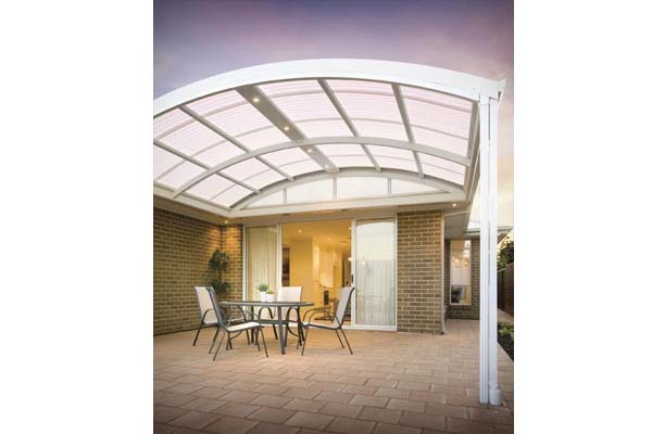 PERGOLA CURVATA IN POLICARBONATO TRASPARENTE