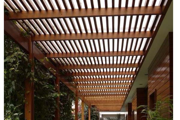 PORTICO IN POLICARBONATO CON STRUTTURA IN LEGNO E TRAVI DI SOSTEGNO IN LEGNO